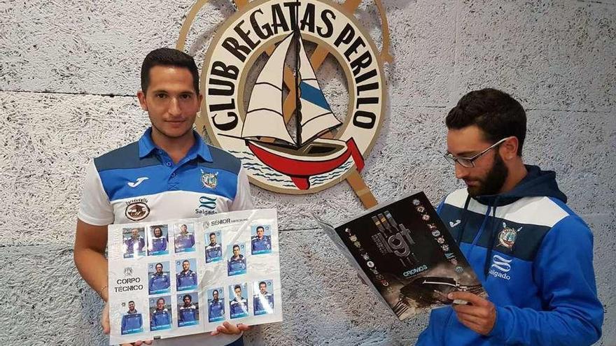 Regatistas del club de Perillo, ayer, con sus álbumes de cromos.