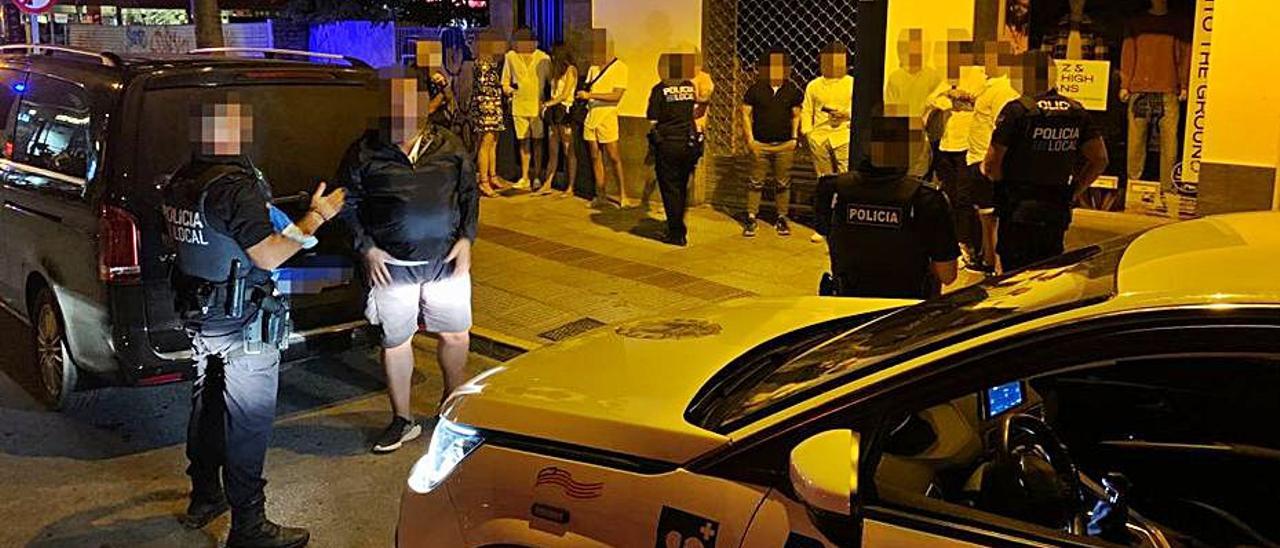 La Policía Local de Ibiza intercepta un taxi pirata con 10 personas en el interior | A. E.