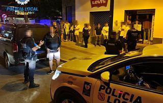 La Policía Local de Ibiza intercepta un taxi pirata con 10 personas en su interior