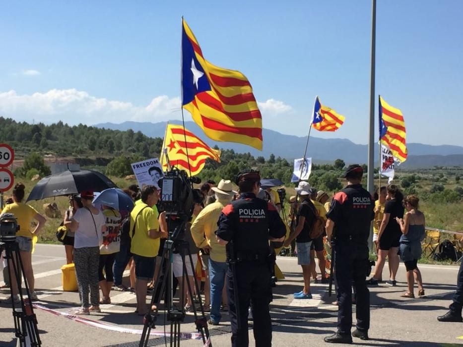 Dolors Bassa i Carme Forcadell arriben a la presó de Figueres