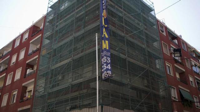 Rehabilitación de desperfectos en un edificio de un barrio de València.