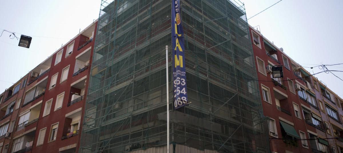 Rehabilitación de desperfectos en un edificio de un barrio de València.