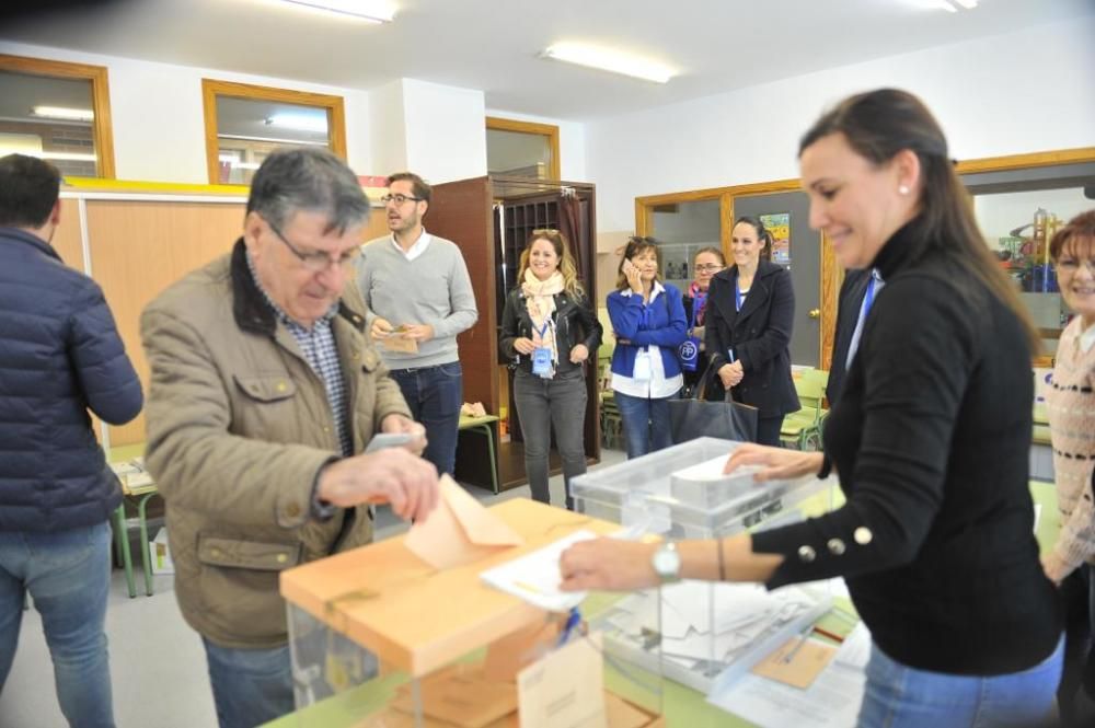 Los ilicitanos acuden a las unas en el 10N