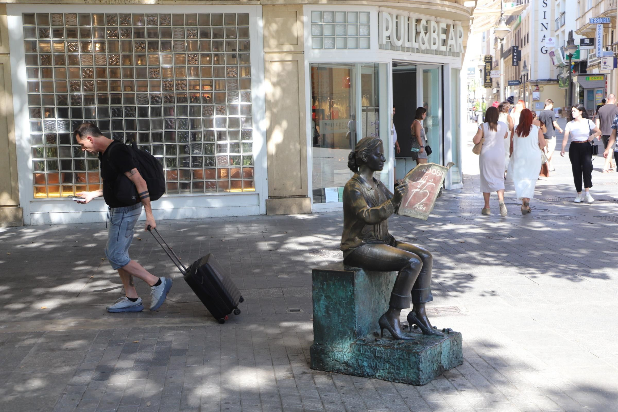 Los turistas disfrutan de Córdoba pese al calor