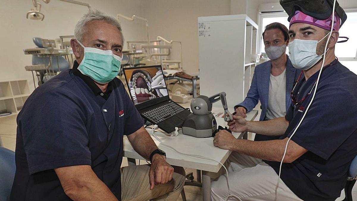 González junto a James Markey, de Virtual Easy, y el doctor Pedro Alomar. | MANU MIELNIEZUK