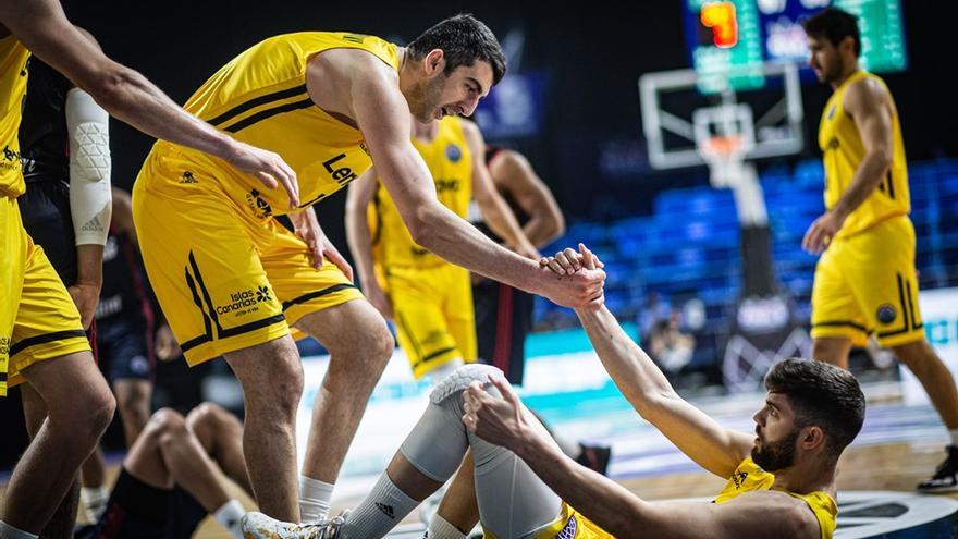 Shermadini trata de levantar a Yusta en una acción del partido ante el Strasbourg