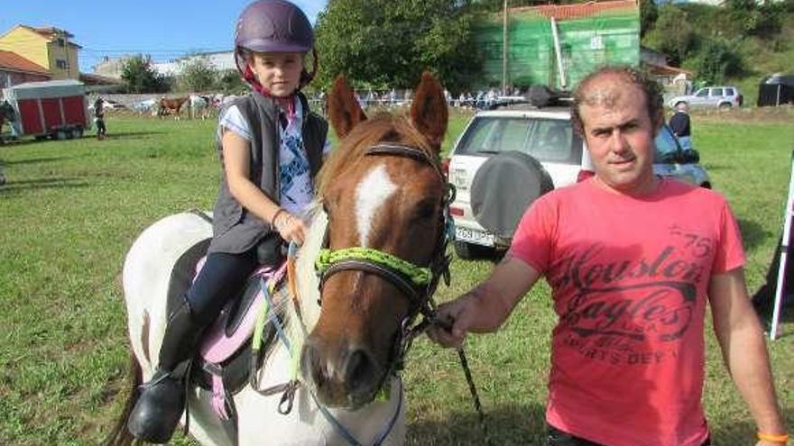 Iván Alonso junto a su prima Elia Menéndez, subida a la poni &quot;Flika&quot;.