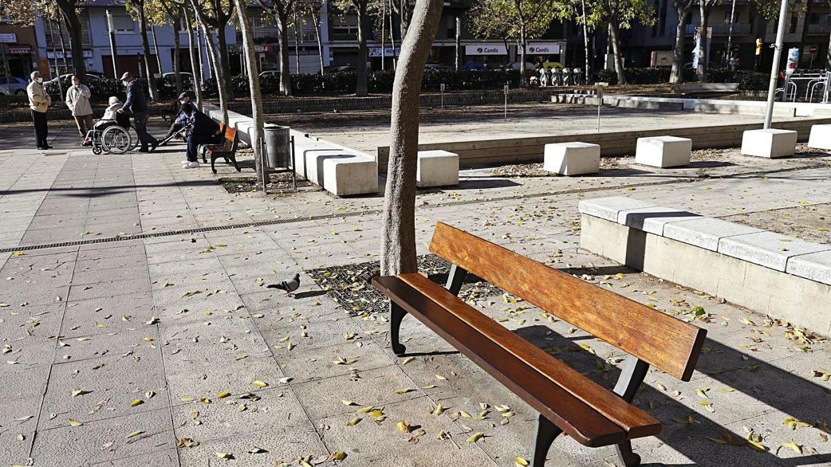 Un dels bancs que que hi ha a la plaça de Santa Eugènia i que al final no es retirarà.