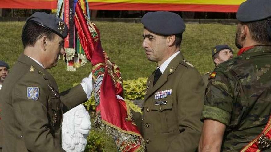 El coronel Rodríguez Roca entrega el guión del regimiento a Manuel Pérez.