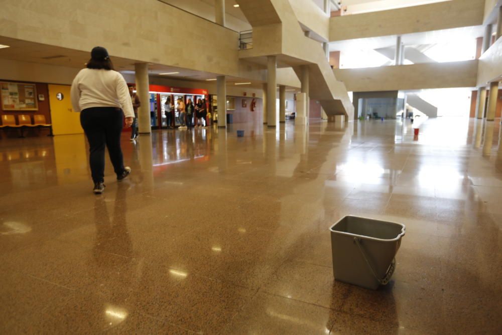 Una de las múltiples goteras en el edificio