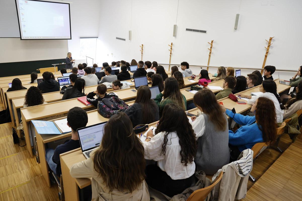 Alumnado en una facultad de la Universidade de Vigo en una imagen de archivo.