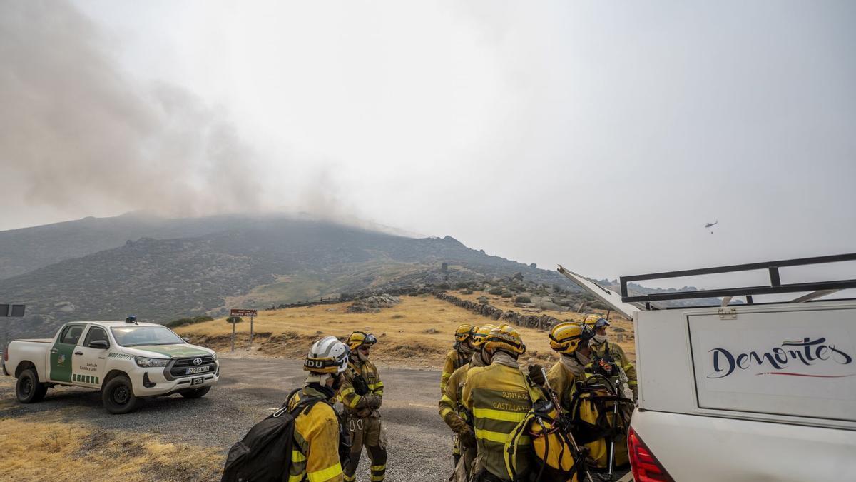Los incendios mantienen a casi 100 mil personas evacuadas o confinadas este lunes en Madrid, Ávila y Toledo