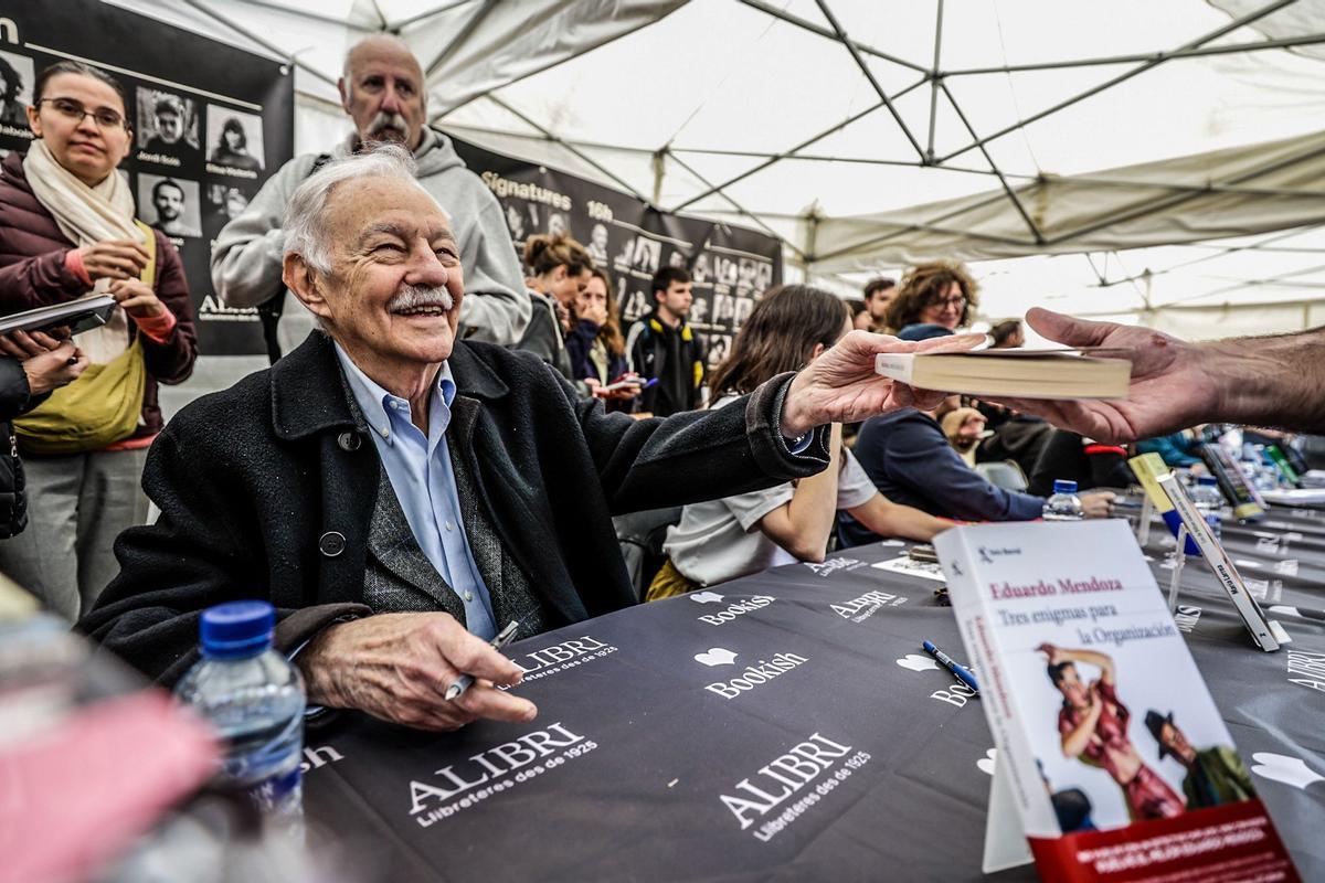 Eduardo Mendoza firma libros por Sant Jordi, en Barcelona