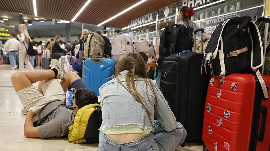 Vídeo: El Gobierno de Canarias pide a la ciudadanía “tranquilidad” ante el apagón energético sufrido en la Península | Foto: Viajeros en el aeropuerto de Los Rodeos.