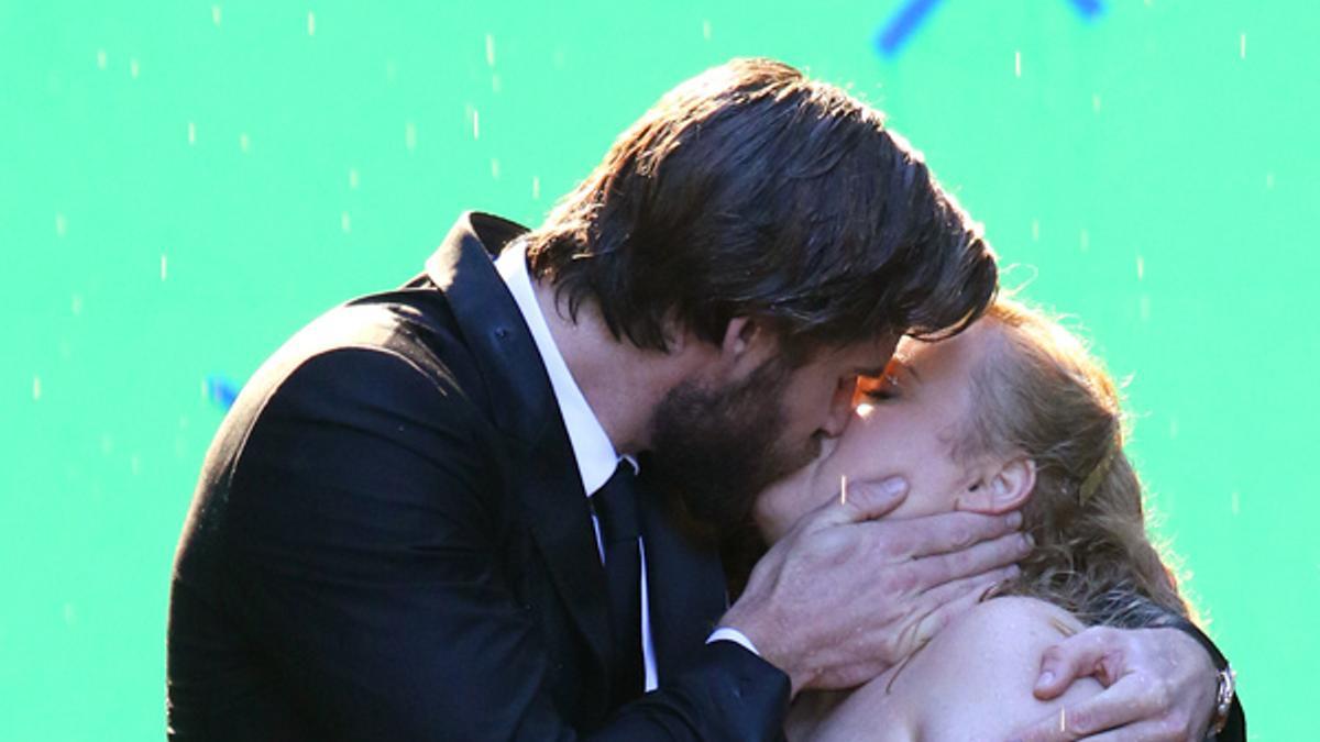 El beso de película de Liam Hemsworth y Rebel Wilson
