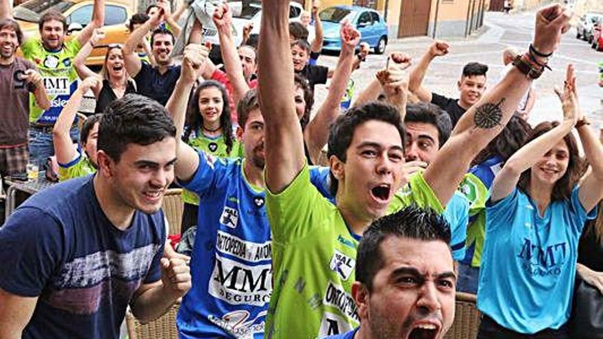 Varios aficionados siguen en Zamora la última fase de ascenso.