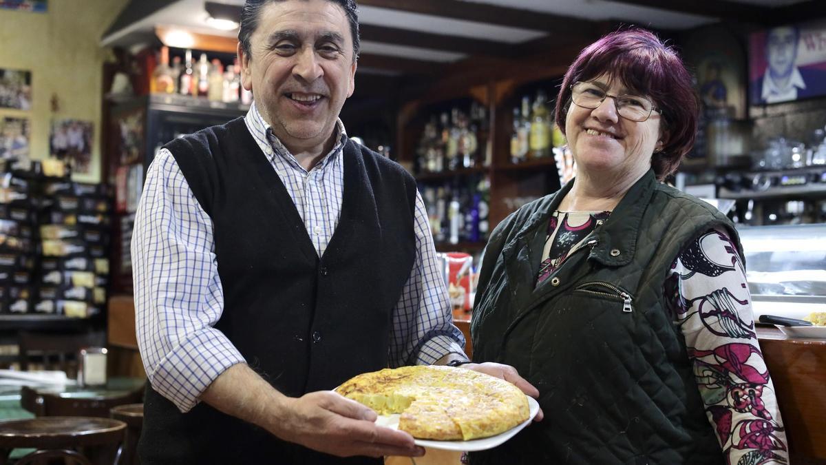 EN IMÁGENES | Manuela Tena dice adiós al bar Don Policarpo de Zaragoza: "Ojalá pudiera seguir así"