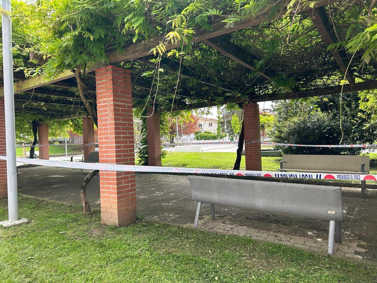 Las pérgolas que serán sustituidas en el parque Alfonso X de Pola de Siero.