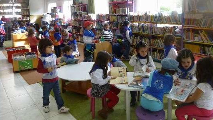 Escolares durante una actividad en la biblioteca &quot;Luís Seoane&quot;. // FdV