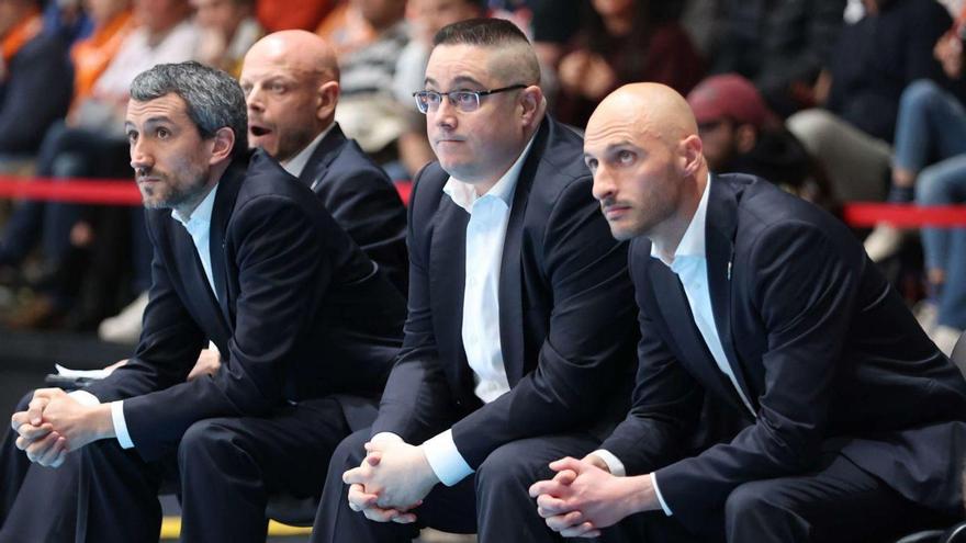 Fran Fernández, Carlos Penedo, Diego Epifanio y Román Gómez, en el banquillo del Leyma.