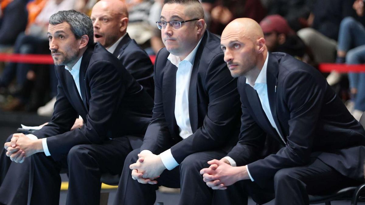 Fran Fernández, Carlos Penedo, Diego Epifanio y Román Gómez, en el banquillo del Leyma.  | |  I. LÓPEZ