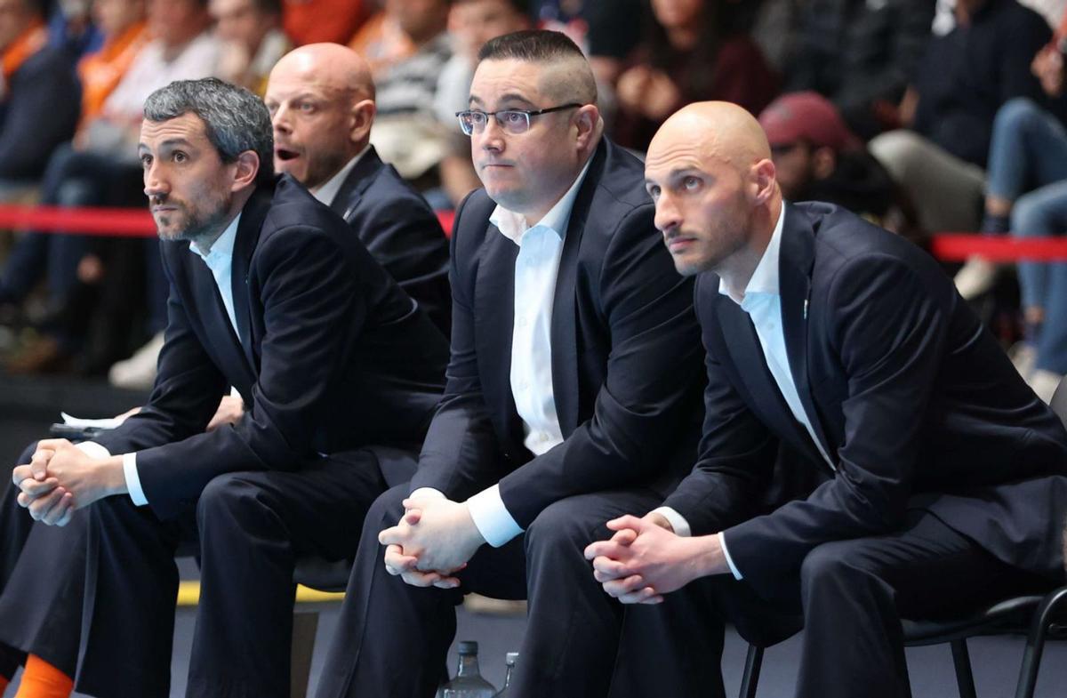 Fran Fernández, Carlos Penedo, Diego Epifanio y Román Gómez, en el banquillo del Leyma.  | |  I. LÓPEZ