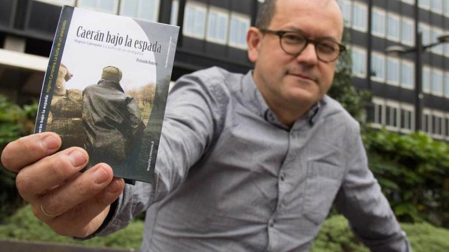 Fernando Romero, con su libro &quot;Caerán bajo la espada. Higinio Carrocera, la lucha de un anarquista&quot;. rubén ibáñez