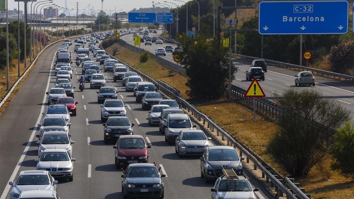 Salida masiva de vehículos por la autopista C-32 a la altura de Vilassar.