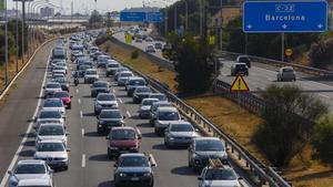 Salida masiva de vehículos por la autopista C-32 a la altura de Vilassar.