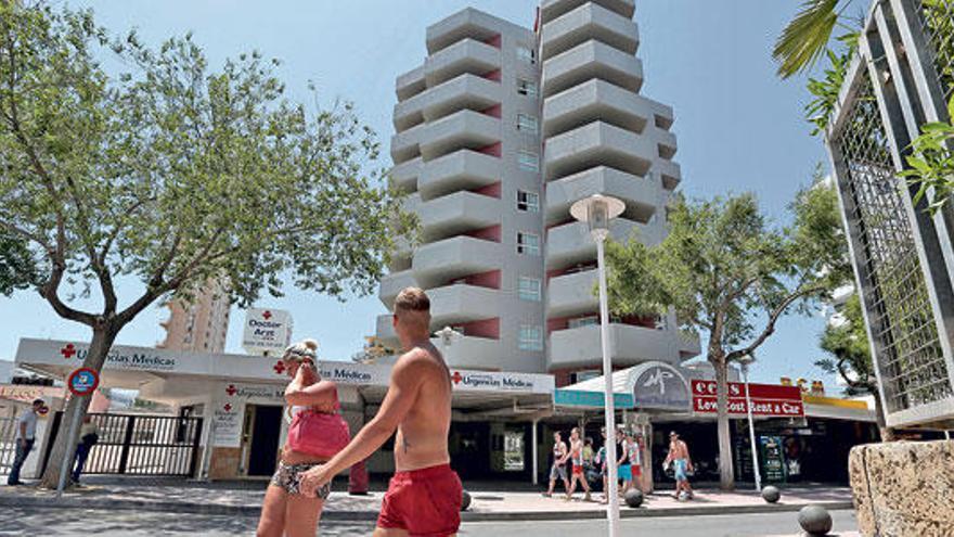 Imagen de los apartamentos Magaluf Playa, desde cuyo séptimo piso cayó el turista ayer sobre las tres de la madrugada.