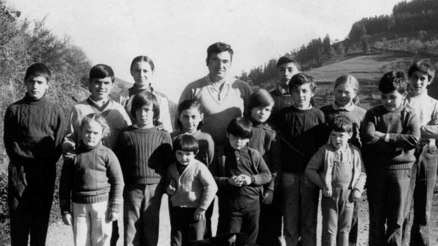 Los alumnos de la escuela de Besullo se reencuentran con su maestro Fernando García cuarenta años después