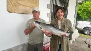 Sale el Campanu del Sella, el más tardío que se recuerda: 5,6 kilos de salmón que pescó un cántabro