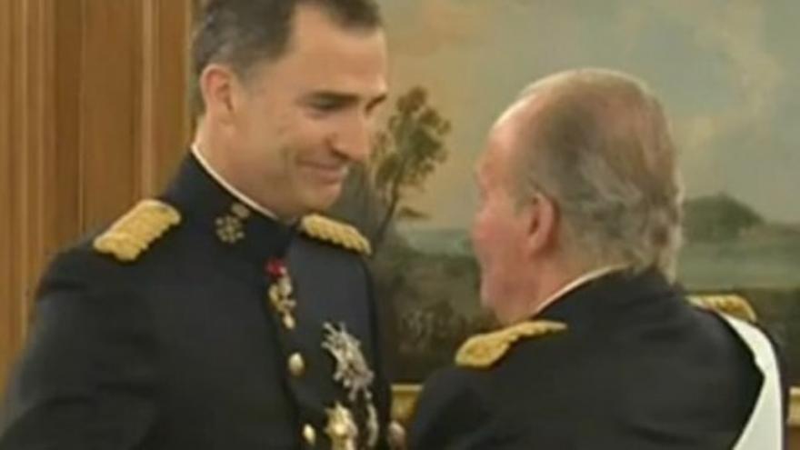 Don Juan Carlos impone a Felipe VI la faja de Capitán