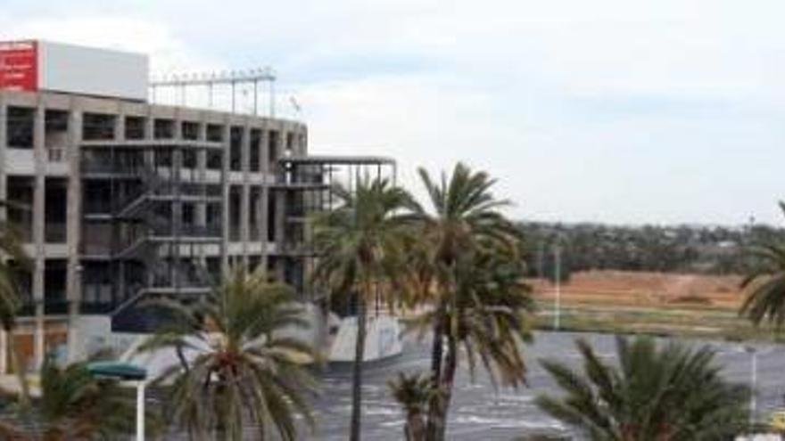 La zona sur del aparcamiento del estadio Martínez Valero.