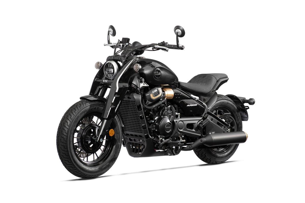 Sürüş pozisyonu bir gelenekten beklendiği gibidir: rahat, ayaklar önde ve gidon sizi acele etmeden kilometrelerce yol almaya davet edecek yükseklikte.