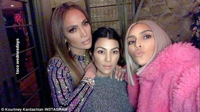 Jennifer López junto a las hermanas Kardashian