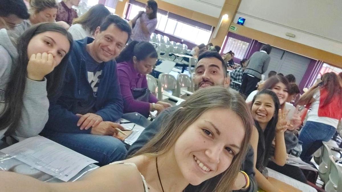 Horacio junto a sus jóvenes compañeros de clase.