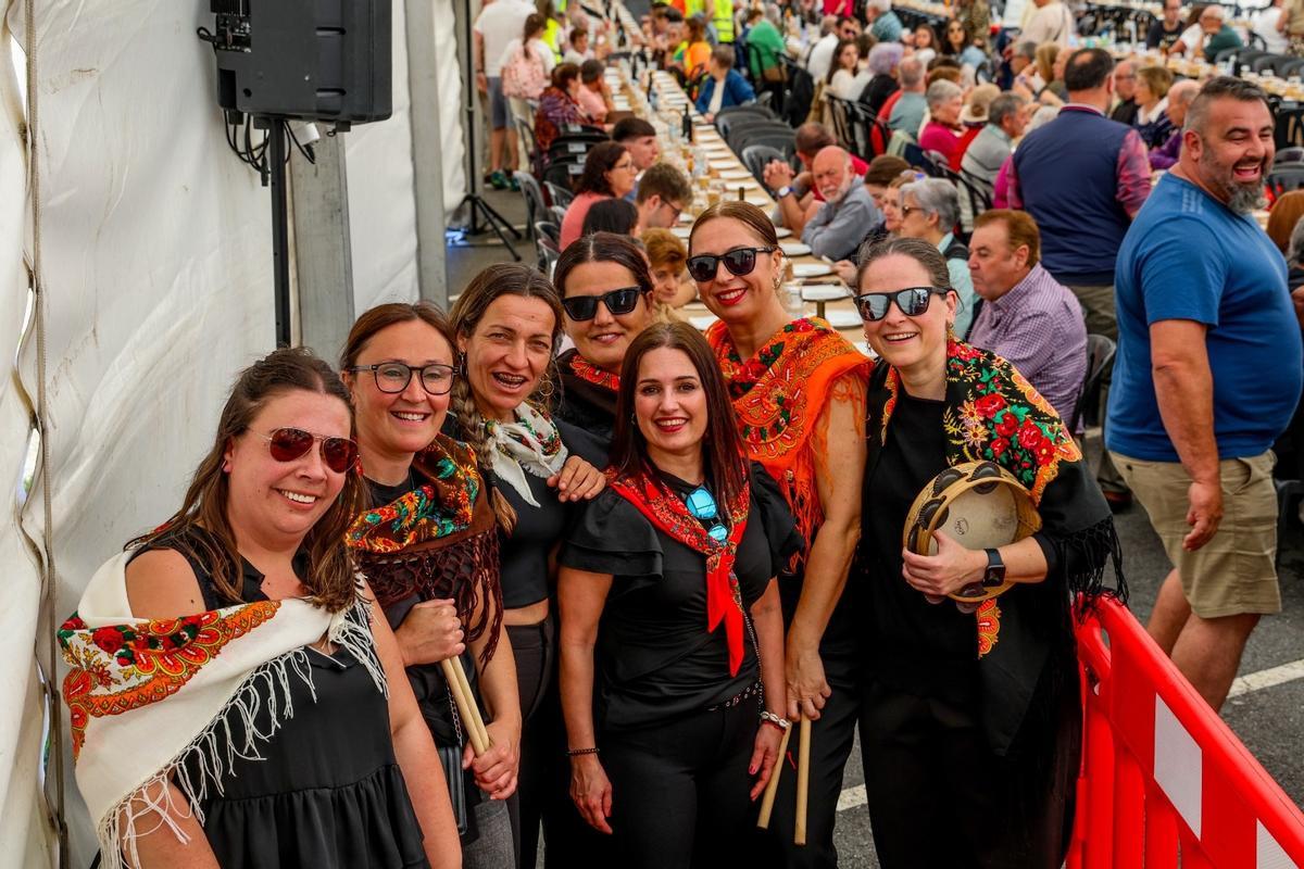 Participantes en la Festa da Muller Labrega de András, en Vilanova.