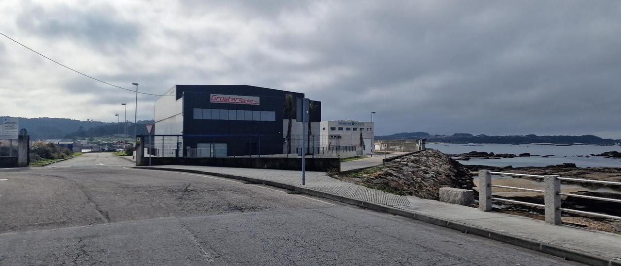 La factoría de Grostar Marine S.L. levantada en Porto Meloxo. Detrás, la de Piñeirón S.L. y la zona portuaria.