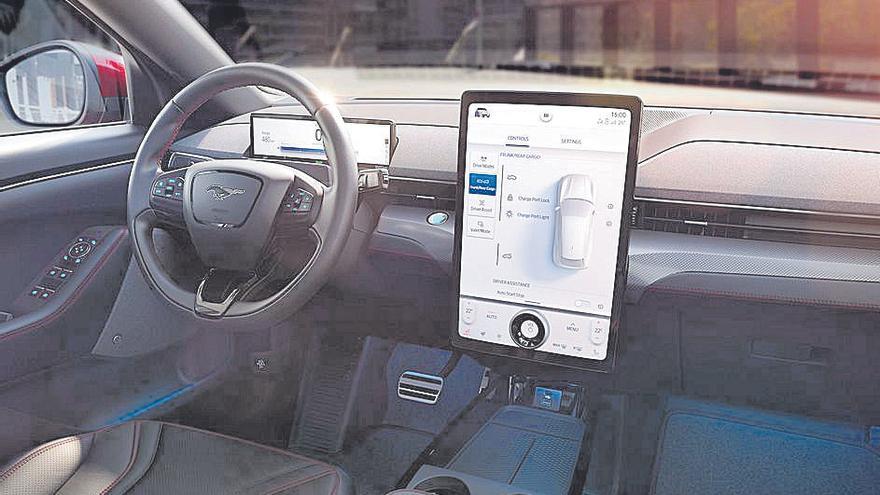 MENOS ES MÁS Preside el salpicadero la enorme pantalla de más de 15 pulgadas para el sistema multimedia SYNC 4 que además muestra todas las funciones del vehículo junto con los accesorios de confort.