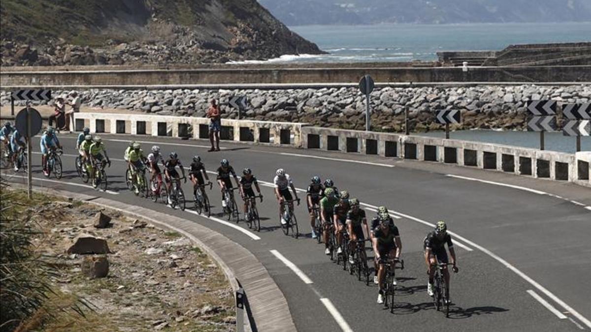 El pelotón, a su paso por San Sebastián en esta 13ª etapa de la Vuelta a España