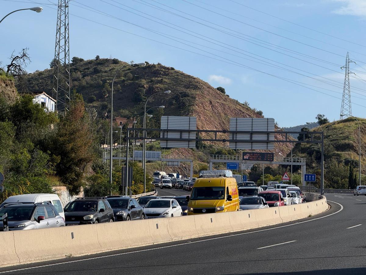 El bloqueo de los coches en la llegada a Málaga afecta a todas las vías desde el Este.