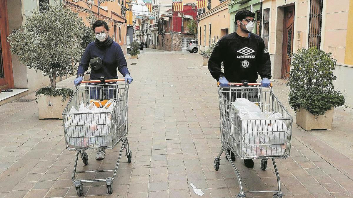 Voluntarios organizan bolsas de comida para repartirlas entre personas en dificultades en plena crisis de la Covid-19 en València.