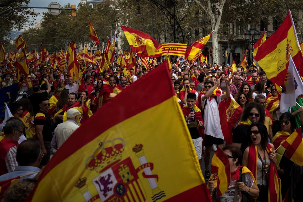 Miles de personas han participado en una marcha en Barcelona en defensa de la unidad de España.