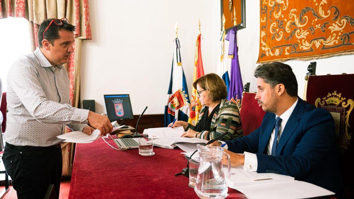 Adolfo Cordobés y Luis Yeray Gutiérrez, durante un pleno.