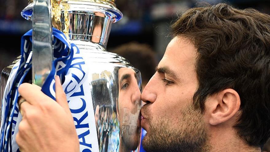 Cesc Fábregas, junto al título de la Premier League, en su periplo de cerebro del Chelsea.