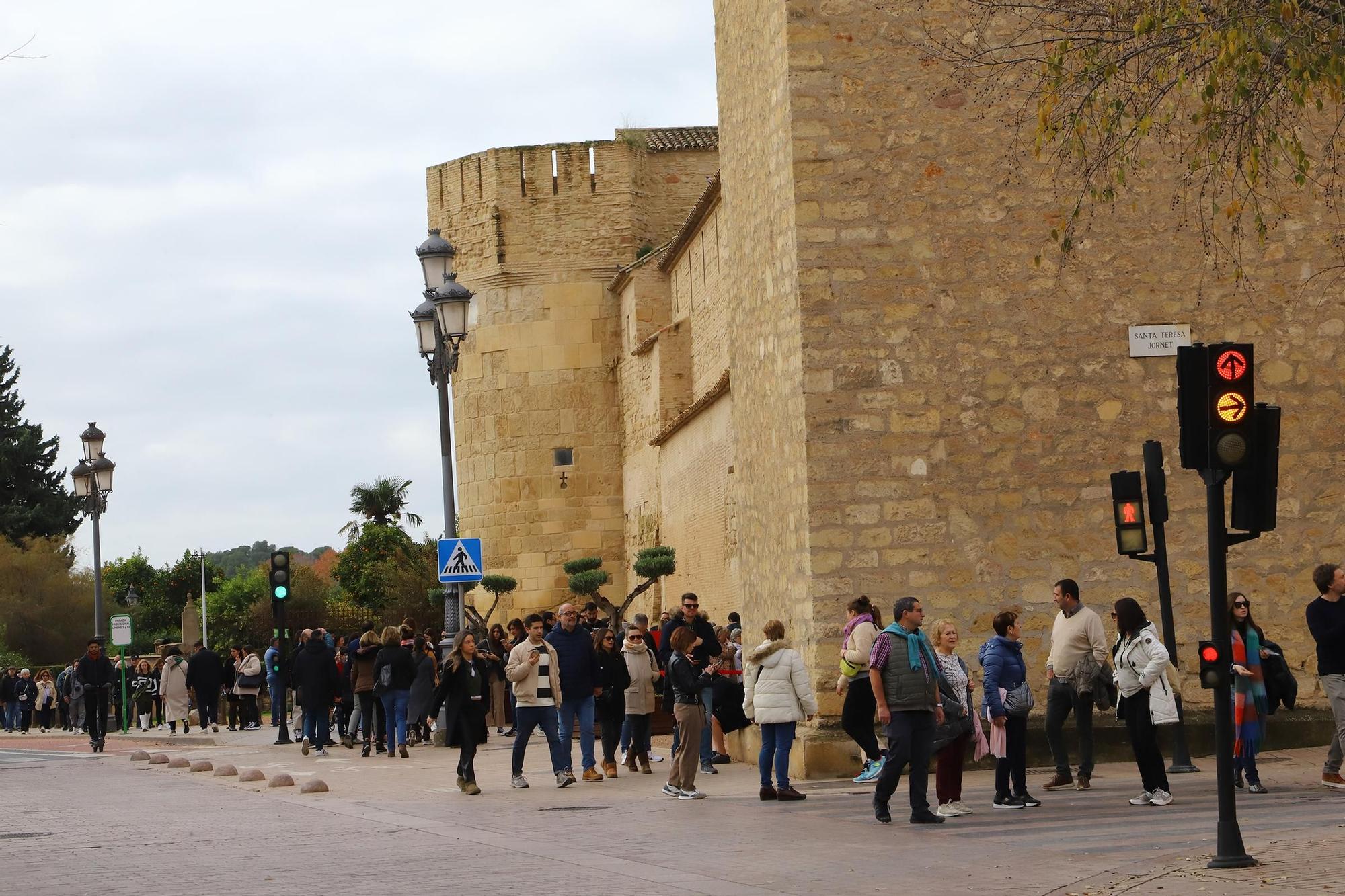 Turistas y cordobeses se echan a la calle