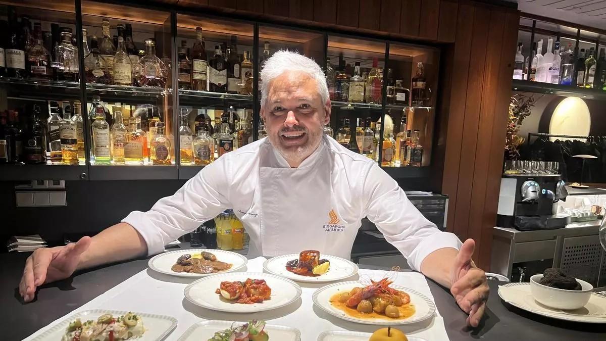 Nandu Jubany con algunos platos que ha diseñado para el vuelo a Singapur
