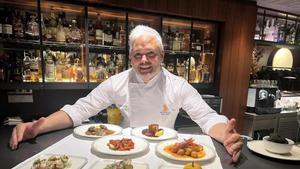 Nandu Jubany con algunos platos que ha diseñado para el vuelo a Singapur