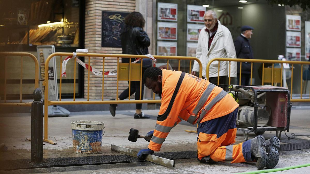 Un trabajador extranjero en las obras de una calle de Zaragoza, en una imagen de archivo.